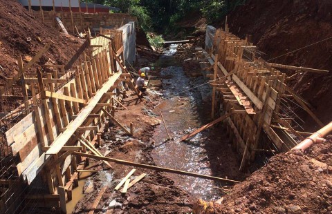 Projeto de drenagem do Córrego Pinzon segue com construção de ponte Projeto de drenagem do Córrego Pinzon segue com construção de ponte