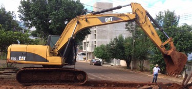 Máquinas retomam obras na Rua Castro Alves Máquinas retomam obras na Rua Castro Alves