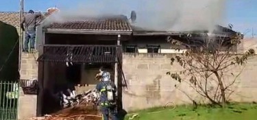 Incêndio atinge residência em Dois Vizinhos Incêndio atinge residência em Dois Vizinhos