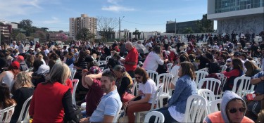 Servidores estaduais suspendem greve no Paraná Servidores estaduais suspendem greve no Paraná