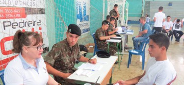 Jovens duovizinhenses passam por seleção do Exército Jovens duovizinhenses passam por seleção do Exército