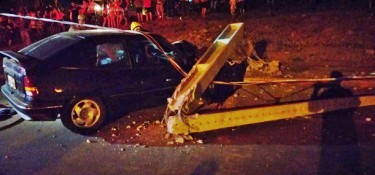 Condutor fica ferido após carro bater em poste na Avenidas das Torres Condutor fica ferido após carro bater em poste na Avenidas das Torres