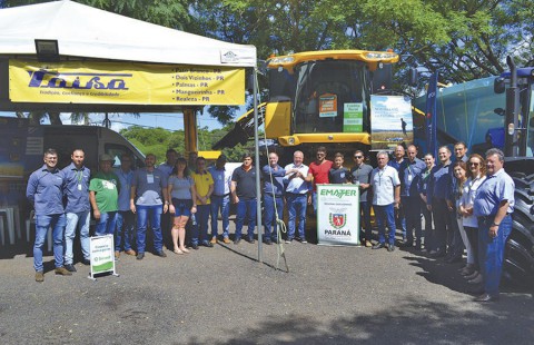 Durante a Expovizinhos, foram entregues um trator e uma colheitadeira Durante a Expovizinhos, foram entregues um trator e uma colheitadeira