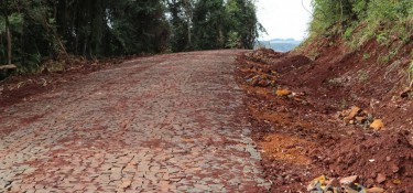 Treze trechos de serras do interior vão receber calçamento Treze trechos de serras do interior vão receber calçamento