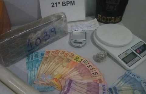 PM apreende maconha e prende dois por tráfico de drogas PM apreende maconha e prende dois por tráfico de drogas