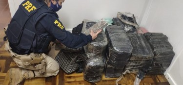 PRF apreende 221 kg de maconha em Vitorino PRF apreende 221 kg de maconha em Vitorino