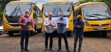 Dois Vizinhos recebeu três novos ônibus escolares Dois Vizinhos recebeu três novos ônibus escolares