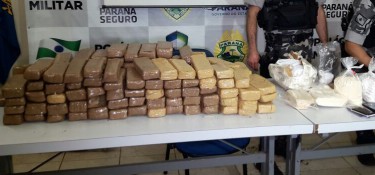 PM detém nove pessoas com carro roubado, cocaína e 82 kg de maconha PM detém nove pessoas com carro roubado, cocaína e 82 kg de maconha