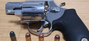 Denúncia anônima resulta em apreensão de arma de fogo em Dois Vizinhos Denúncia anônima resulta em apreensão de arma de fogo em Dois Vizinhos