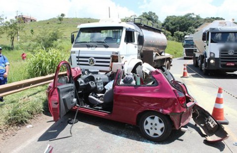 Homem morre em acidente entre carro e caminhão na PR-180 Homem morre em acidente entre carro e caminhão na PR-180