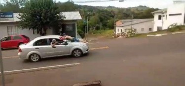 Bandidos assaltam agência bancária e usam refém como escudo Bandidos assaltam agência bancária e usam refém como escudo