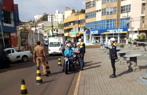 Cmutran e Policia Militar realizam campanha educativa para motociclistas Cmutran e Policia Militar realizam campanha educativa para motociclistas