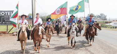 Semana Farroupilha começou com Cavalgada Semana Farroupilha começou com Cavalgada